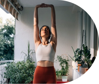 Mulher se alongando e relaxando